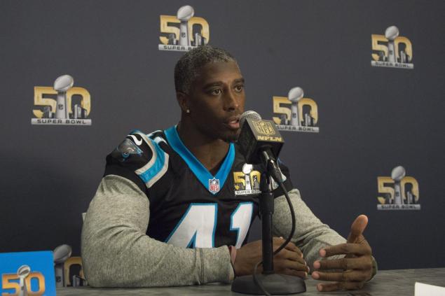 Roman Harper wants a Panthers fan to shell out $ 5K to watch the Super Bowl at his place.